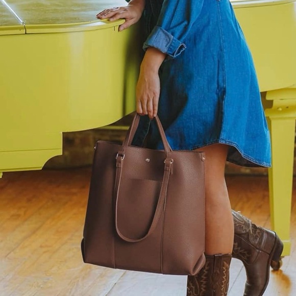 Elegant Brown Leather Tote Bag - Picture 2 of 10